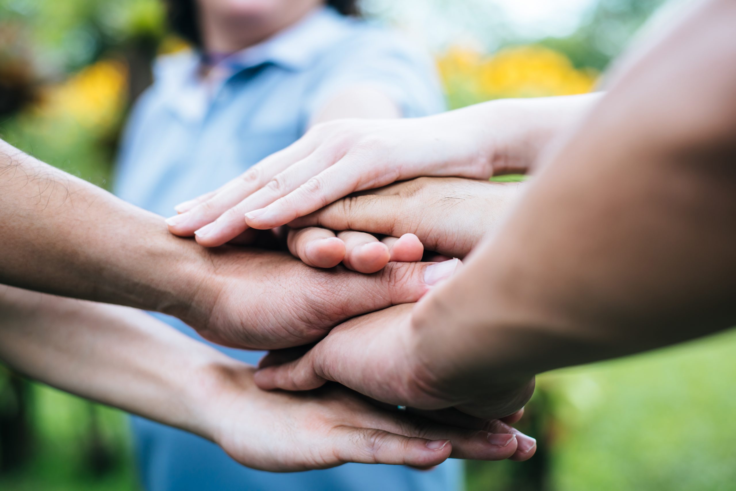 La force du monde associatif dans l'aube, mains solidaires.