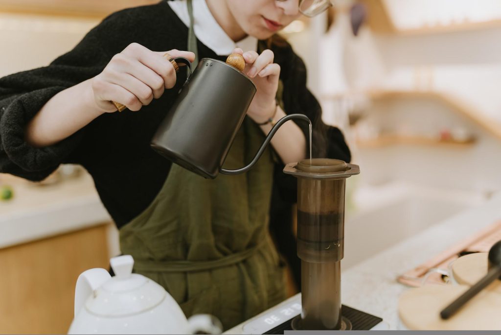 Femme qui sert une boisson chaude