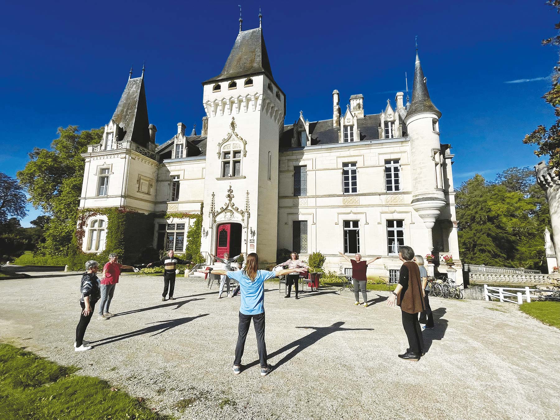 Relais du bien etre - Gymnastique devant le chateau